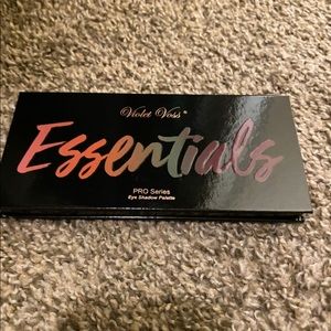 Violet Voss Essentials palette